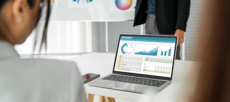 Planification d'une campagne marketing sur tableau blanc