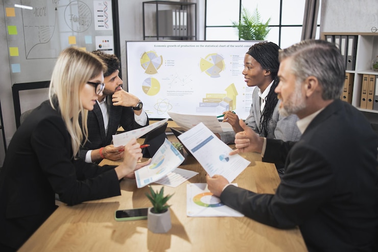 Conseiller présentant un plan à une gérante de boutique