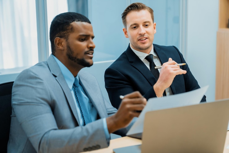 Conseillère et commerçant en discussion