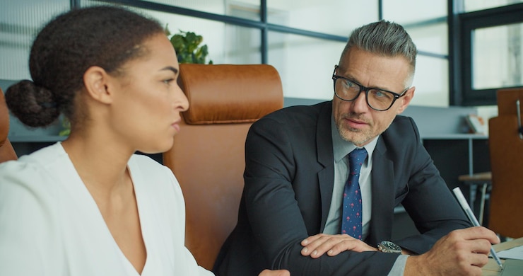 Équipe d'une boutique préparant une campagne marketing sur tableau blanc
